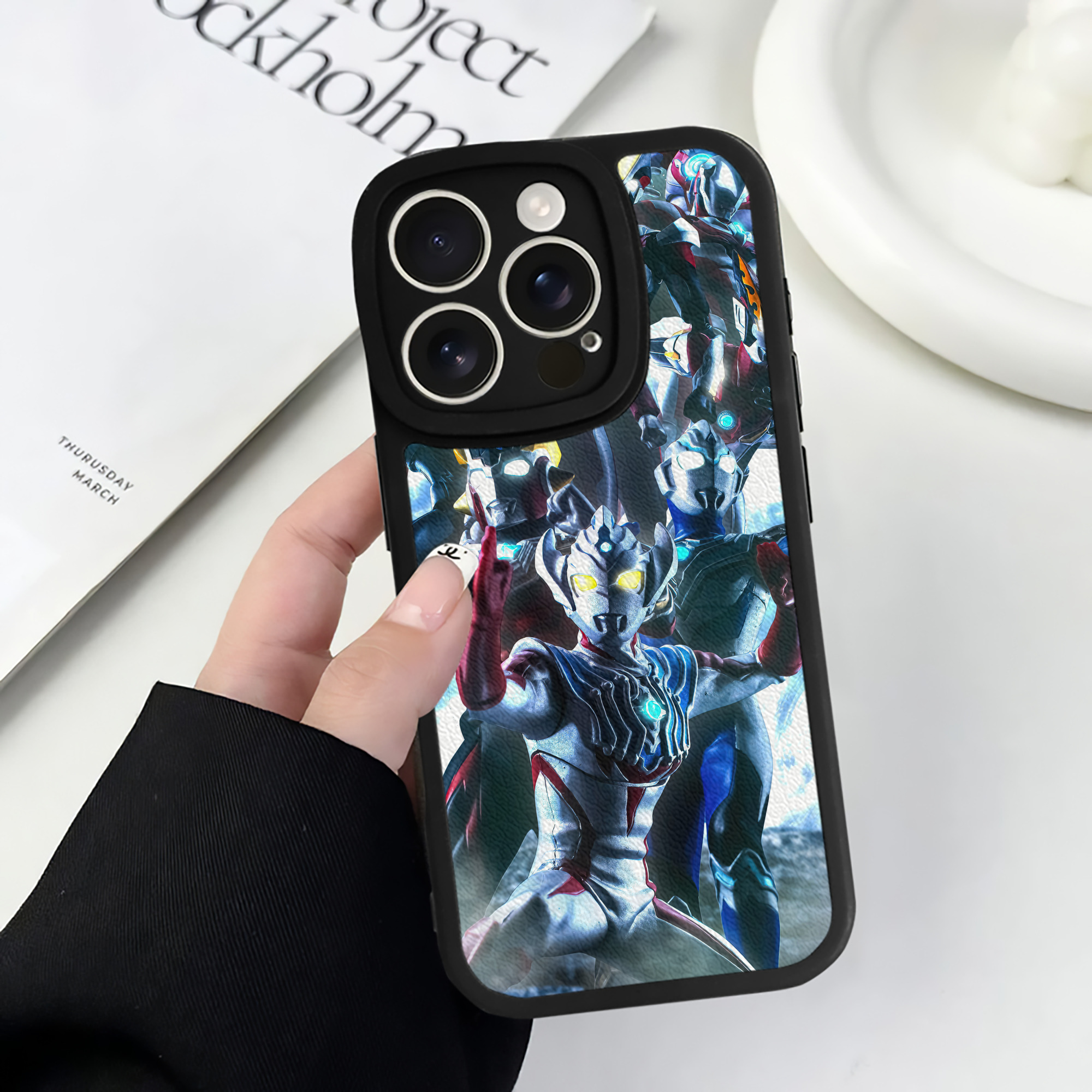 （画像用） ウルトラマン Ultraman 【iPhone 16シリーズ対応】シリコンスマホケース（レザー調） 材質：シリコン